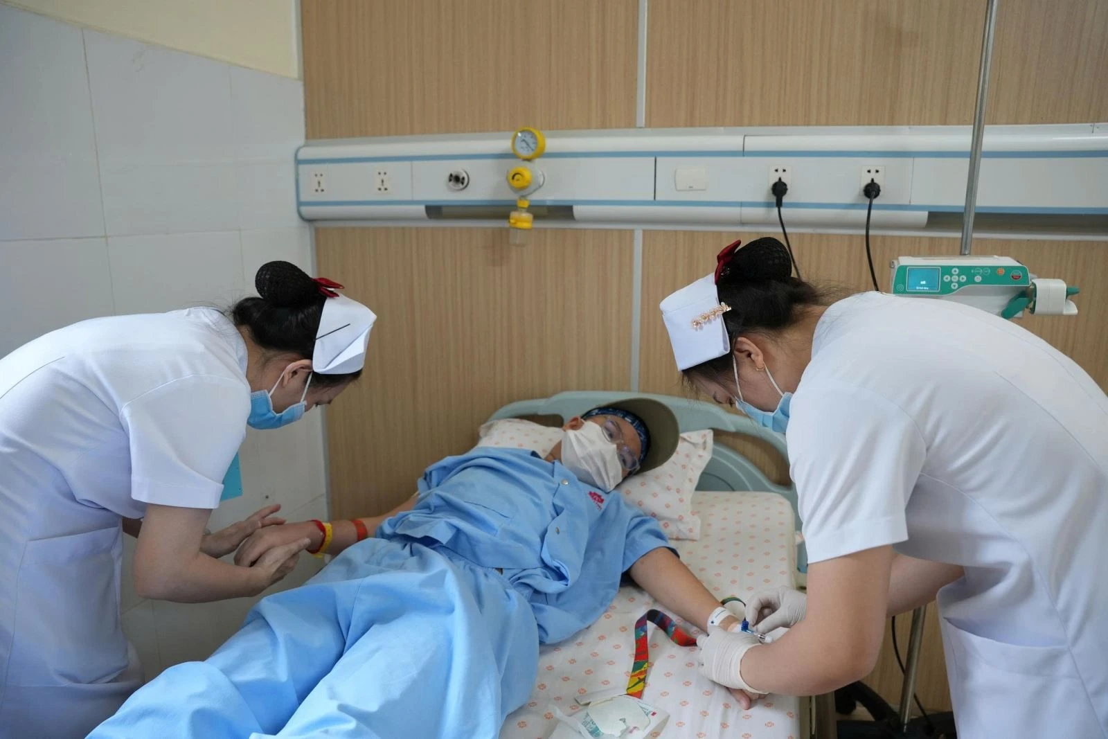 Bệnh nhi được điều trị bằng phác đồ kết hợp hóa trị liệu truyền thống và thuốc điều trị trúng đích Brentuximab.