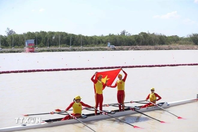 Bùi Thị Thu Hiền, Nguyễn Văn Giang, Đinh Thị Hảo, Phạm Thị Huệ về nhất chung kết thuyền bốn nữ, giành HCV.