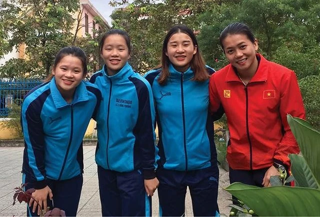 Ba chị em ruột Mỹ Hạnh (áo đỏ), Mỹ Trang (thứ hai từ phải sang) và Mỹ Linh (ngoài cùng bên trái) cùng nhau dự SEA Games 33 tại Thái Lan.