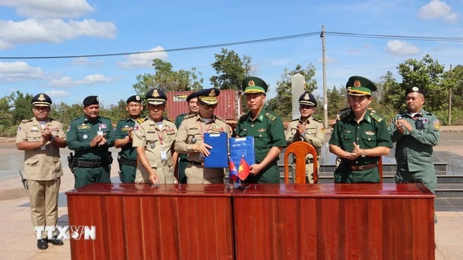 Lực lượng chức năng hai nước ký biên bản bàn giao 63 công dân Việt Nam.