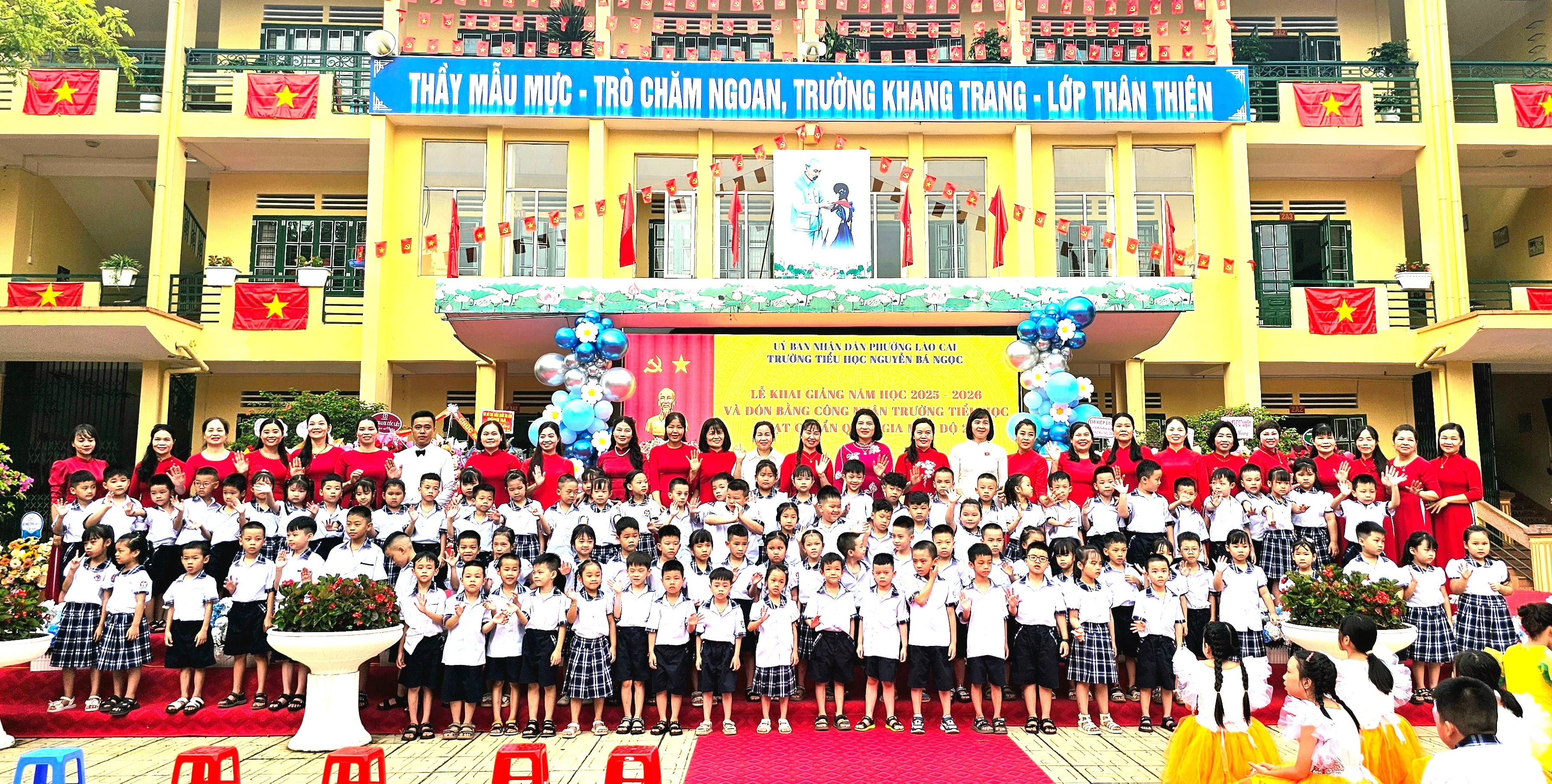 Thầy và trò Trường Tiểu học Nguyễn Bá Ngọc chụp ảnh lưu niệm nhân dịp khai giảng năm học mới.