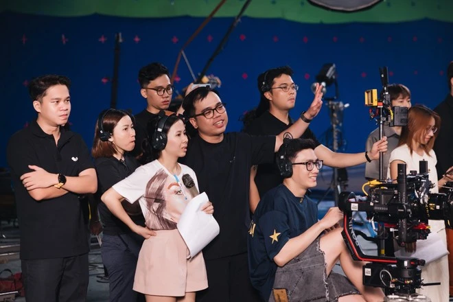 Đạo diễn Kawaii Tuấn Anh cùng êkip sản xuất MV "Made in Vietnam".