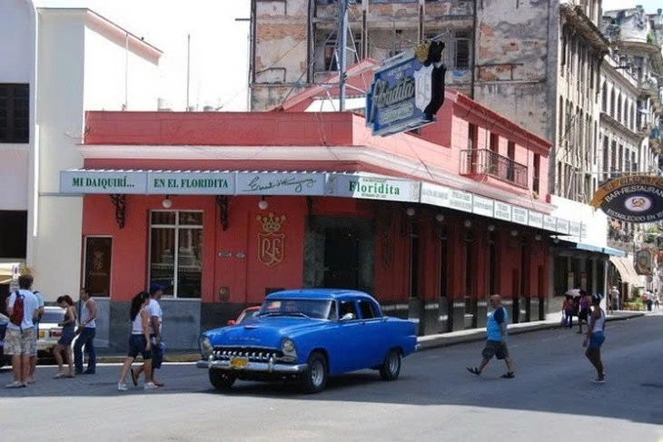Quán Floridita, nơi nhà văn Ernest Hemingway thường lui tới lúc sinh thời - Ảnh: picstopin