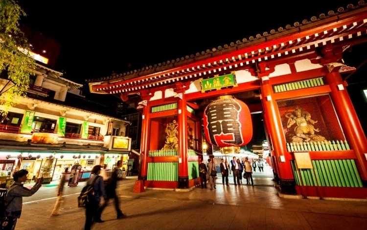 Chùa Sensoji ở Asakusa là ngôi chùa cổ nhất và nổi tiếng nhất ở Tokyo với lịch sử kéo dài suốt 1.400 năm. Đây là nơi tuyệt nhất để chứng kiến nghi lễ joya no kane (rung chuông 108 lần) lúc giao thừa.