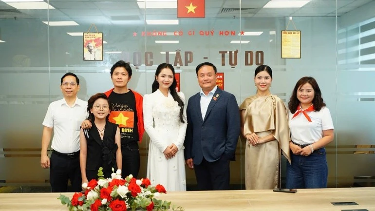 Các đại sứ chụp ảnh lưu niệm cùng đại diện Quỹ và nhà tài trợ.
