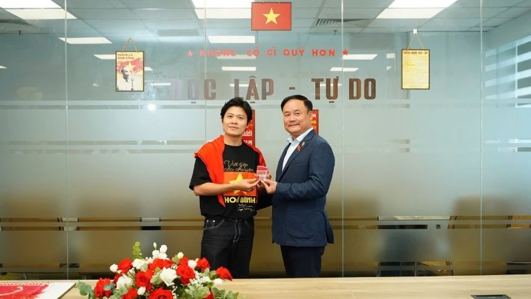 Nhạc sĩ Nguyễn Văn Chung - tác giả của nhiều ca khúc nổi tiếng - nhận món quà lưu niệm của Quỹ.