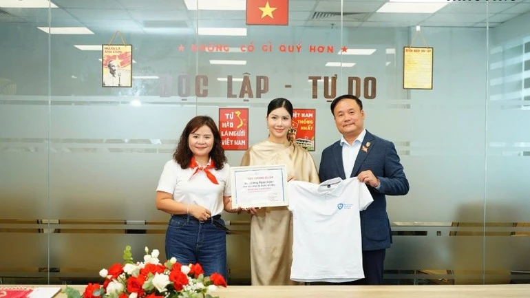 Hoa hậu Loan Vương (giữa) đã dành nhiều tâm huyết cho các hoạt động thiện nguyện.