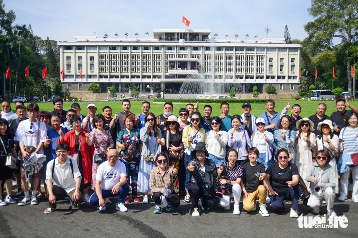 Du khách tham quan di tích lịch sử Dinh Độc Lập.