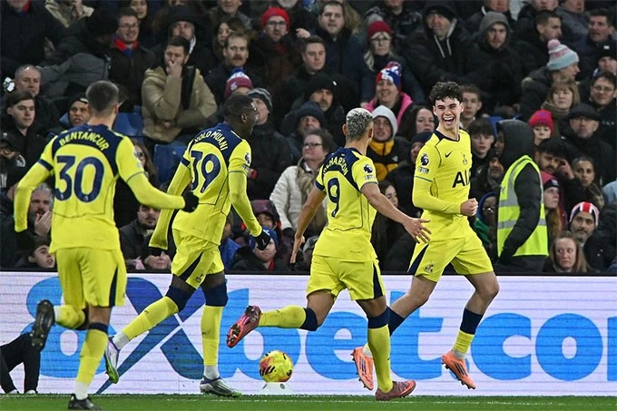 Tottenham đánh bại Crystal Palace ngay trên sân khách.