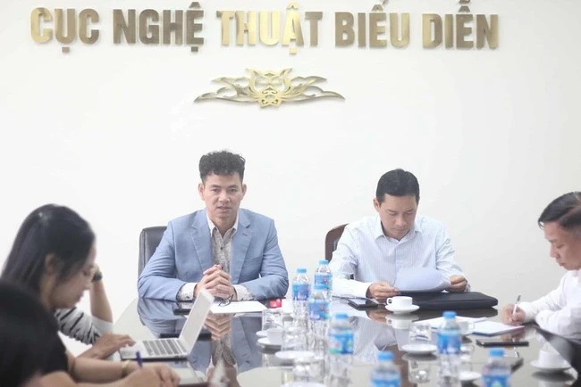 Cục trưởng Cục Nghệ thuật biểu diễn và Cục Phát thanh Nguyễn Xuân Bắc và Cục trưởng Cục Phát thanh, Truyền hình và Thông tin điện tử Lê Quang Tự Do chủ trì buổi làm việc.