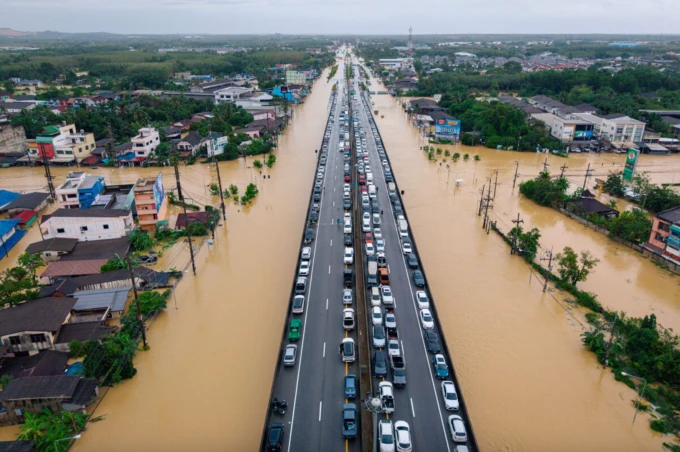 Các phương tiện đỗ ở đường trên cao để tránh nước lũ, tại thành phố Hat Yai thuộc tỉnh Songkhla, miền nam Thái Lan, vào ngày 25/11/2025.