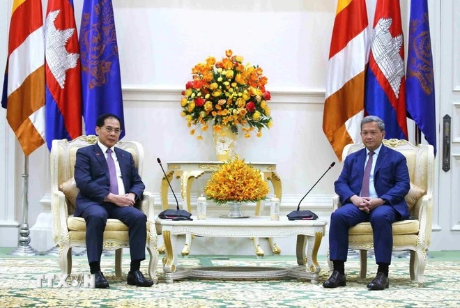 Phó Thủ tướng Chính phủ Bùi Thanh Sơn (trái) hội kiến Thủ tướng Chính phủ Hoàng gia Campuchia Samdech Thipadei Hun Manet.