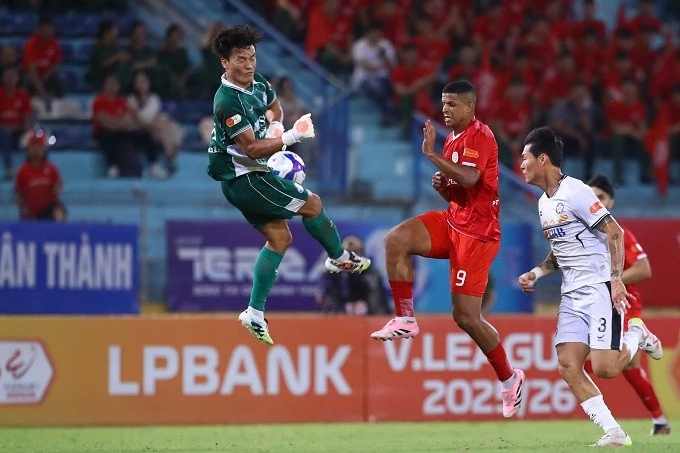 Pha lao ra cản phá bóng của Tiến Dũng.
