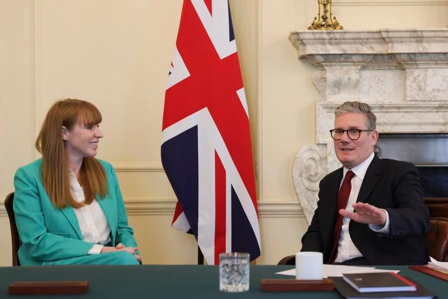 Vụ việc liên quan tới bà Angela Rayner (trái) là một cú sốc với Thủ tướng Anh Keir Starmer.
