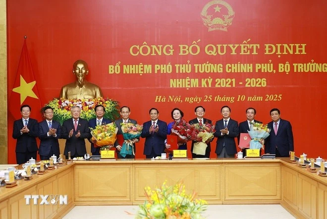 Bí thư Đảng ủy Chính phủ, Thủ tướng Chính phủ Phạm Minh Chính trao quyết định bổ nhiệm Phó Thủ tướng Chính phủ, Bộ trưởng nhiệm kỳ 2021 - 2026.