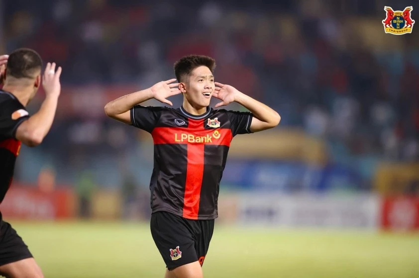 Quốc Việt ghi dấu ấn bằng siêu phẩm sút xa vào lưới Hà Nội FC.