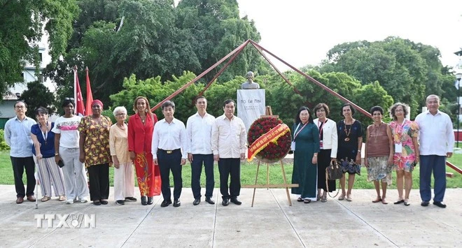 Phó Trưởng Ban Tuyên giáo và Dân vận Trung ương Phan Xuân Thủy và đoàn dâng hoa trước Tượng Chủ tịch Hồ Chí Minh tại công viên mang tên Người ở Thủ đô La Habana (Cuba).