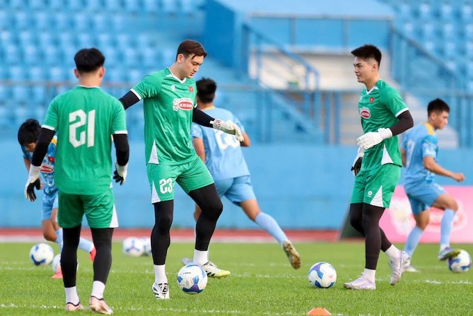 Các thủ môn của tuyển Việt Nam trong buổi tập.