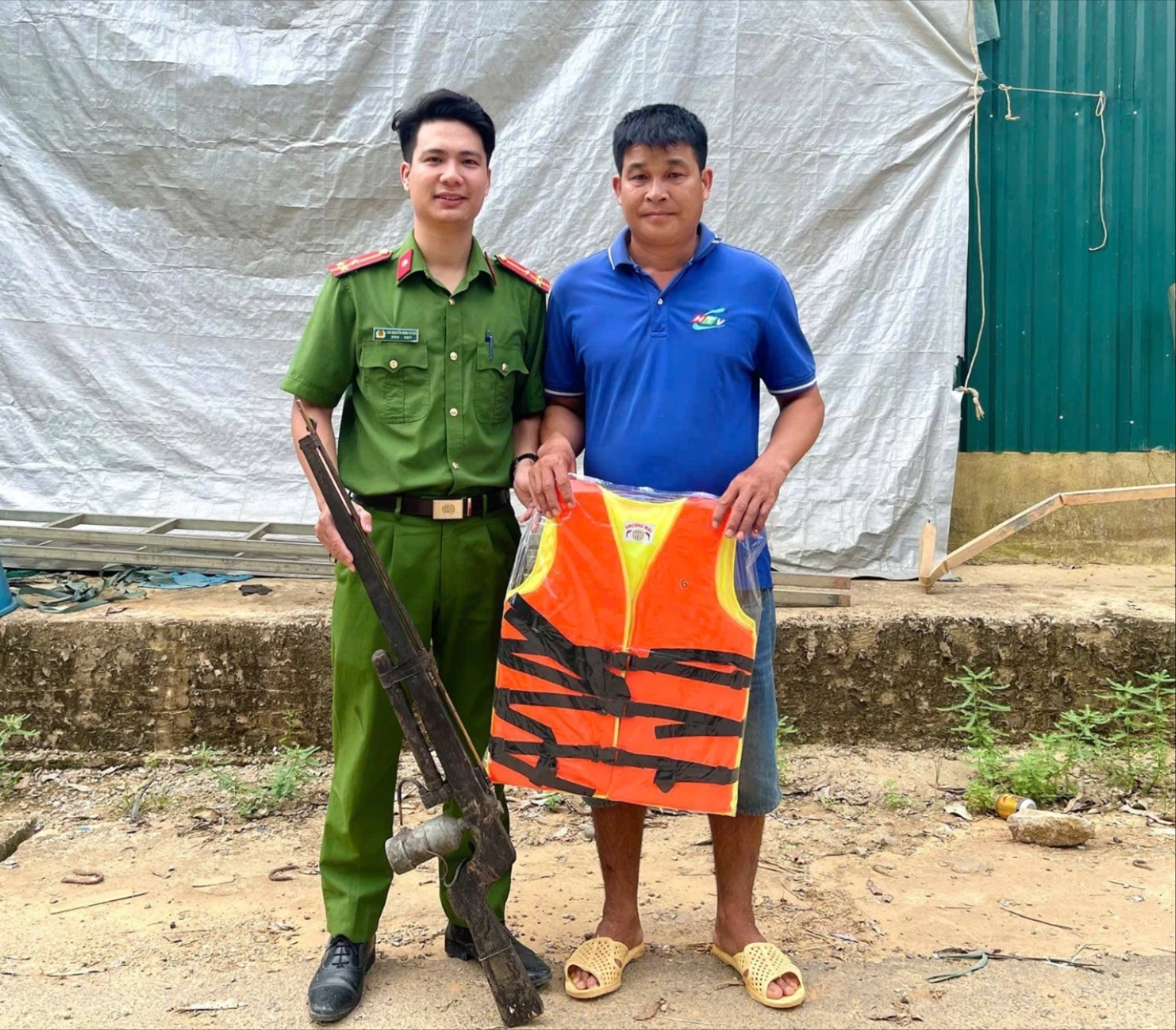 1-luc-luong-cong-an-xa-trao-ao-phao-cho-ca-nhan-tu-giac-giao-nop-vu-khi-tu-che-5104-2841.jpg