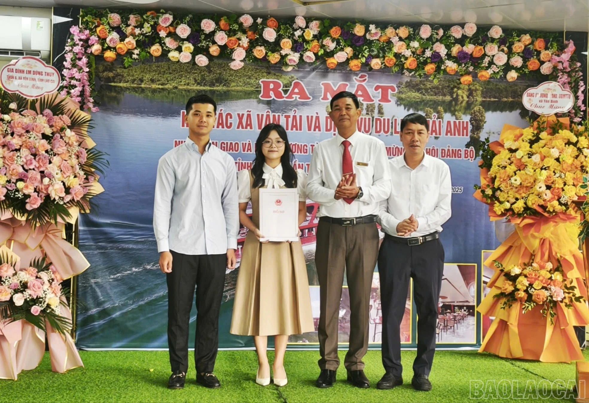 baolaocai-br_lanh-dao-xa-trao-quyet-dinh-thanh-lap-htx.jpg