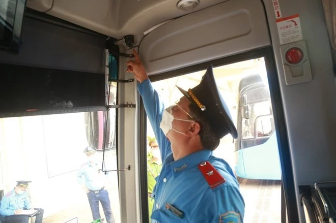 Lực lượng chức năng kiểm tra thiết bị giám sát hành trình trên phương tiện kinh doanh.