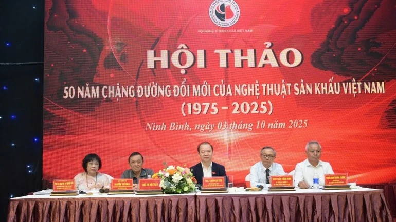Các đại biểu chủ trì Hội thảo.