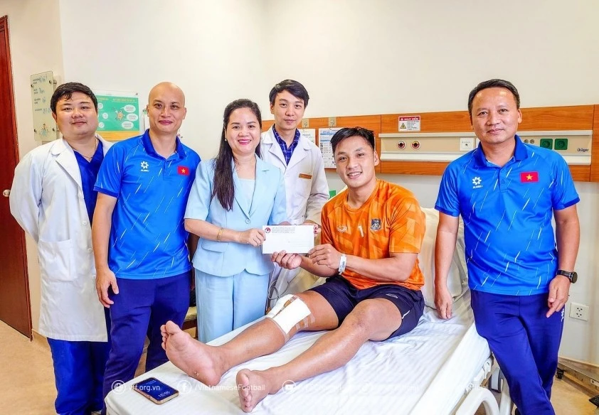 Chấn thương dây chằng khiến Hồ Văn Ý không thể tham dự SEA Games.