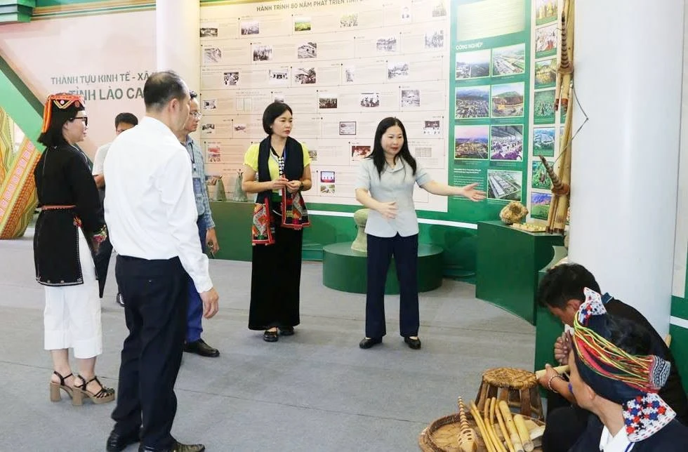 Đồng chí Vũ Thị Hiền Hạnh - Phó Chủ tịch UBND tỉnh Lào Cai kiểm tra, chỉ đạo thi công và hoàn thiện không gian trưng bày của tỉnh tại Triển lãm Thành tựu đất nước.