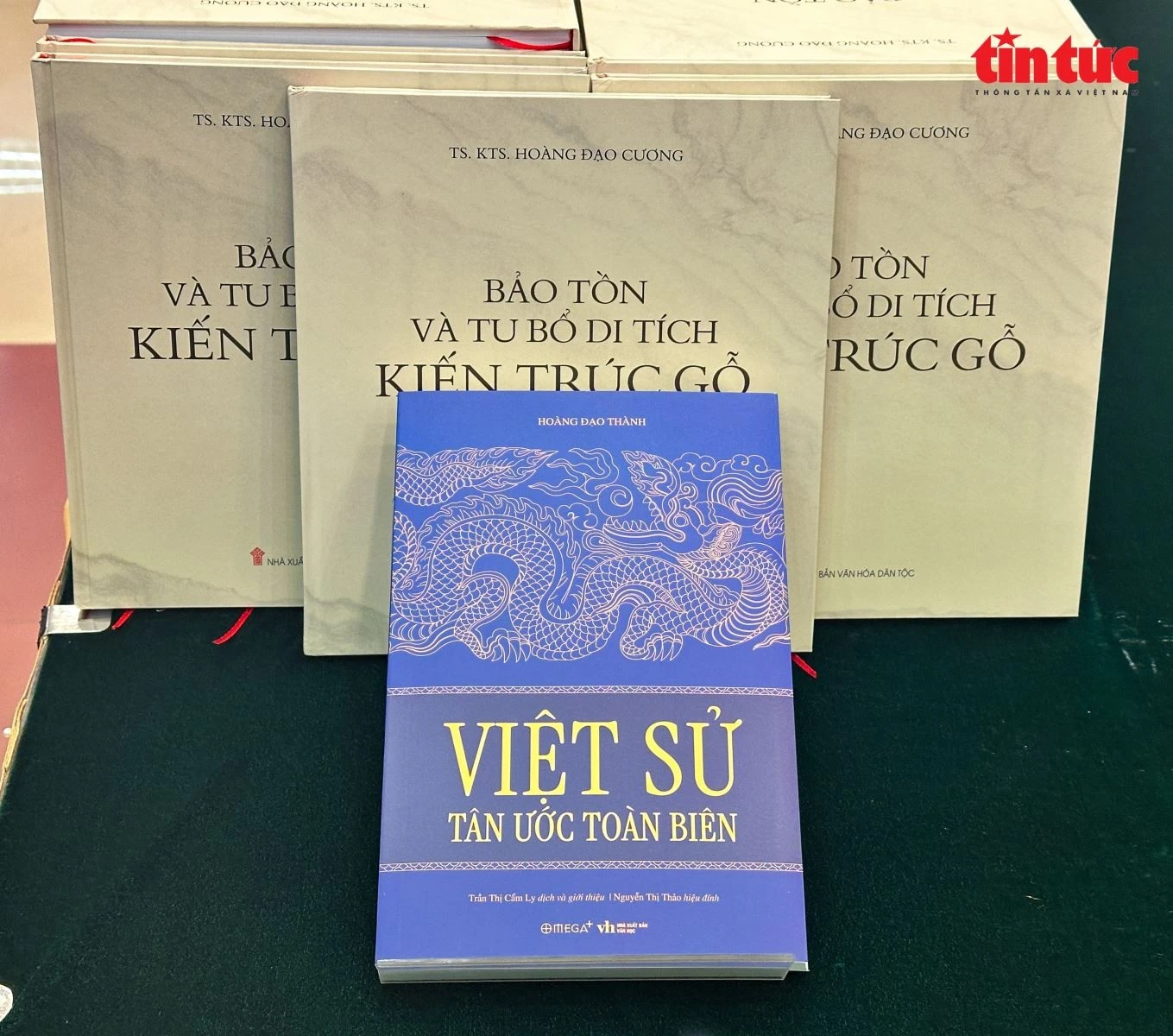 Ra mắt hai cuốn sách “Việt sử tân ước toàn biên” của tác giả Hoàng Đạo Thành và cuốn sách “Bảo tồn và tu bổ di tích kiến trúc gỗ” của tác giả Hoàng Đạo Cương.