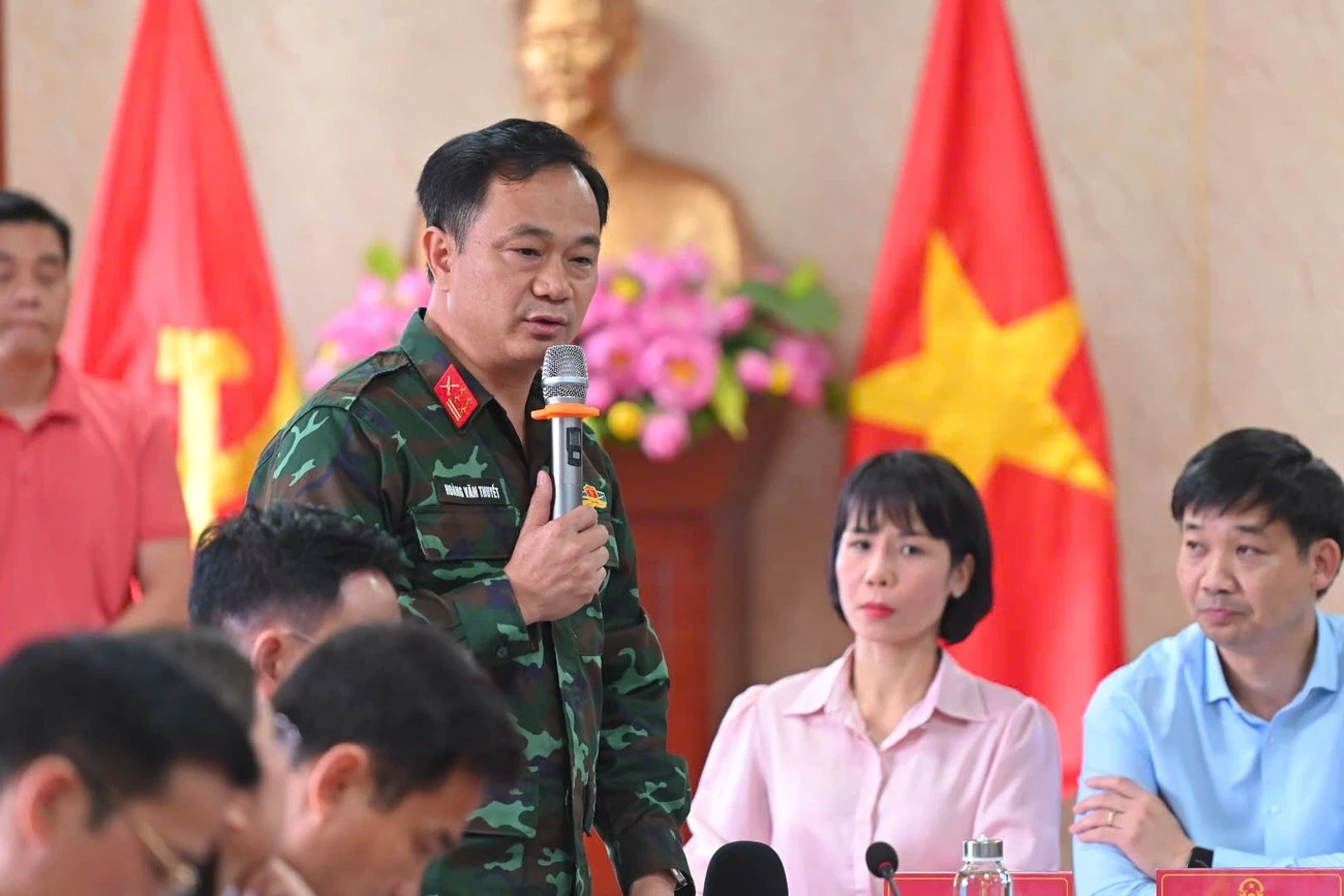 Đại tá Hoàng Văn Thuyết, Chính ủy ban chỉ huy Quân sự tỉnh thông tin tại cuộc họp báo.