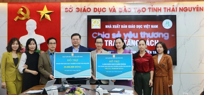 Đoàn công tác Nhà xuất bản Giáo dục Việt Nam trao tặng sách giáo khoa, quà cho Trung tâm Giáo dục thường xuyên Thái Nguyên.