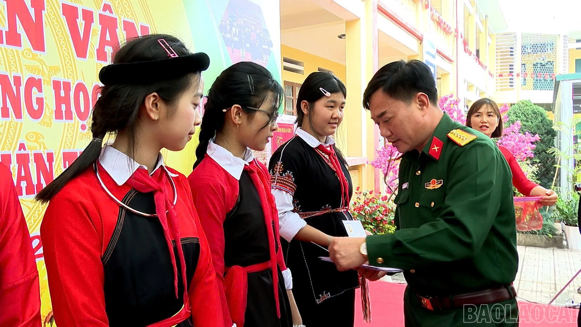baolaocai-br_qk-2-tang-qua-hoc-sinh.jpg