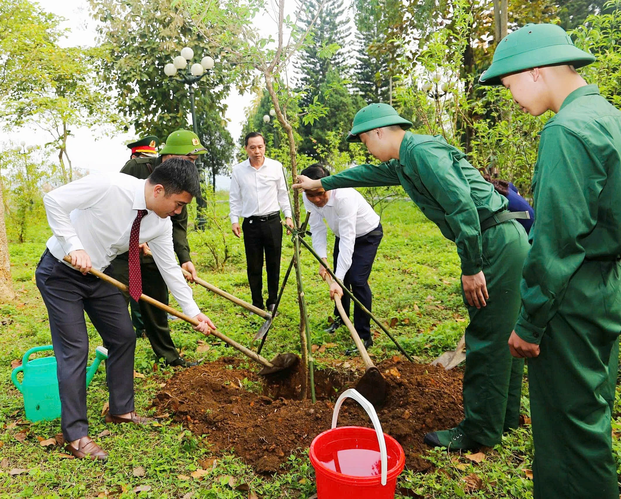 lanh-dao-phuong-va-cac-tan-binh-trong-cay-luu-niem-tai-khu-di-tich-lich-su-van-hoa-cang-va-don-nghia-lo.jpg