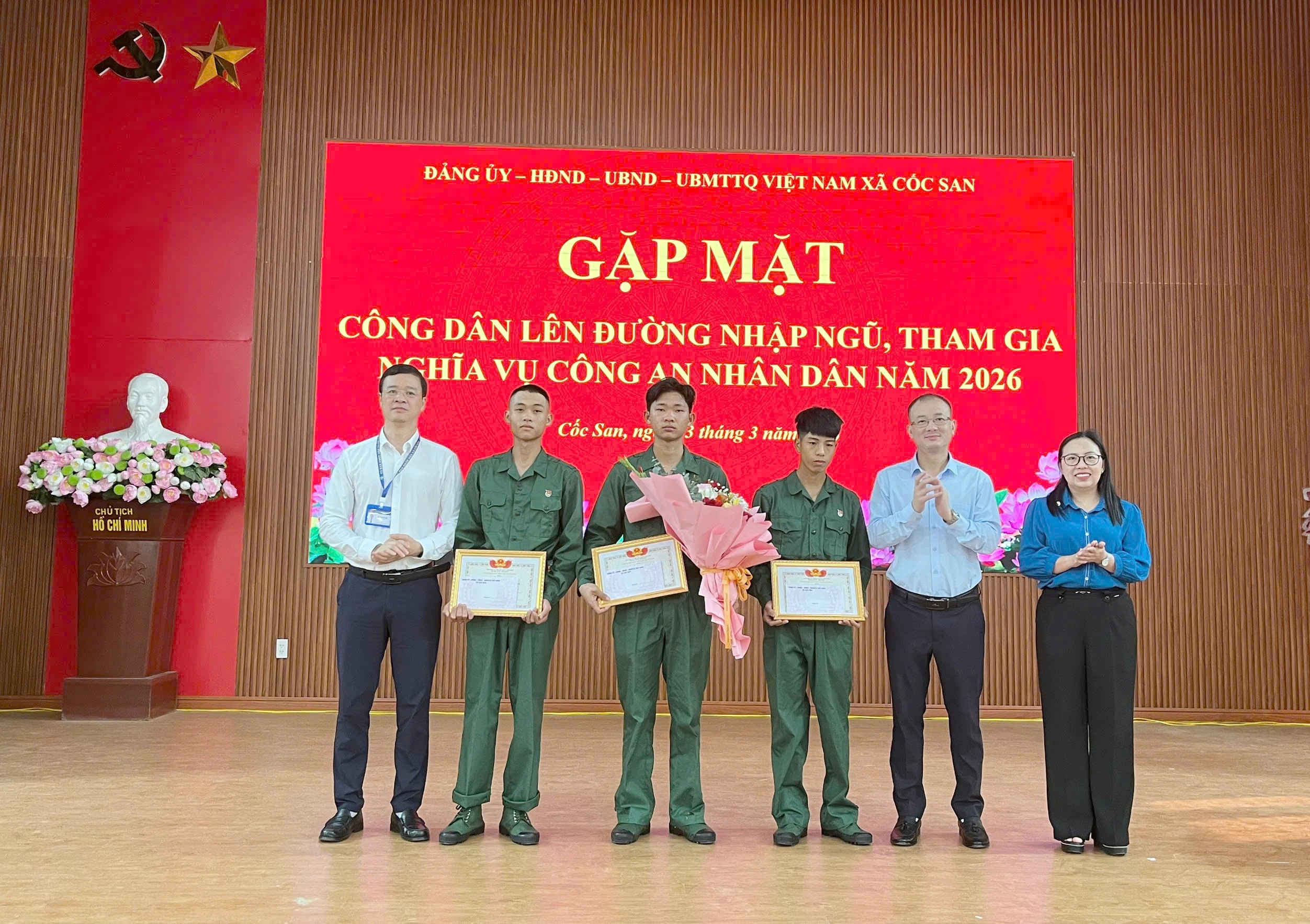 lanh-dao-xa-coc-san-trao-giay-khen-cho-3-tan-binh-viet-don-len-duong-nhap-ngu.jpg