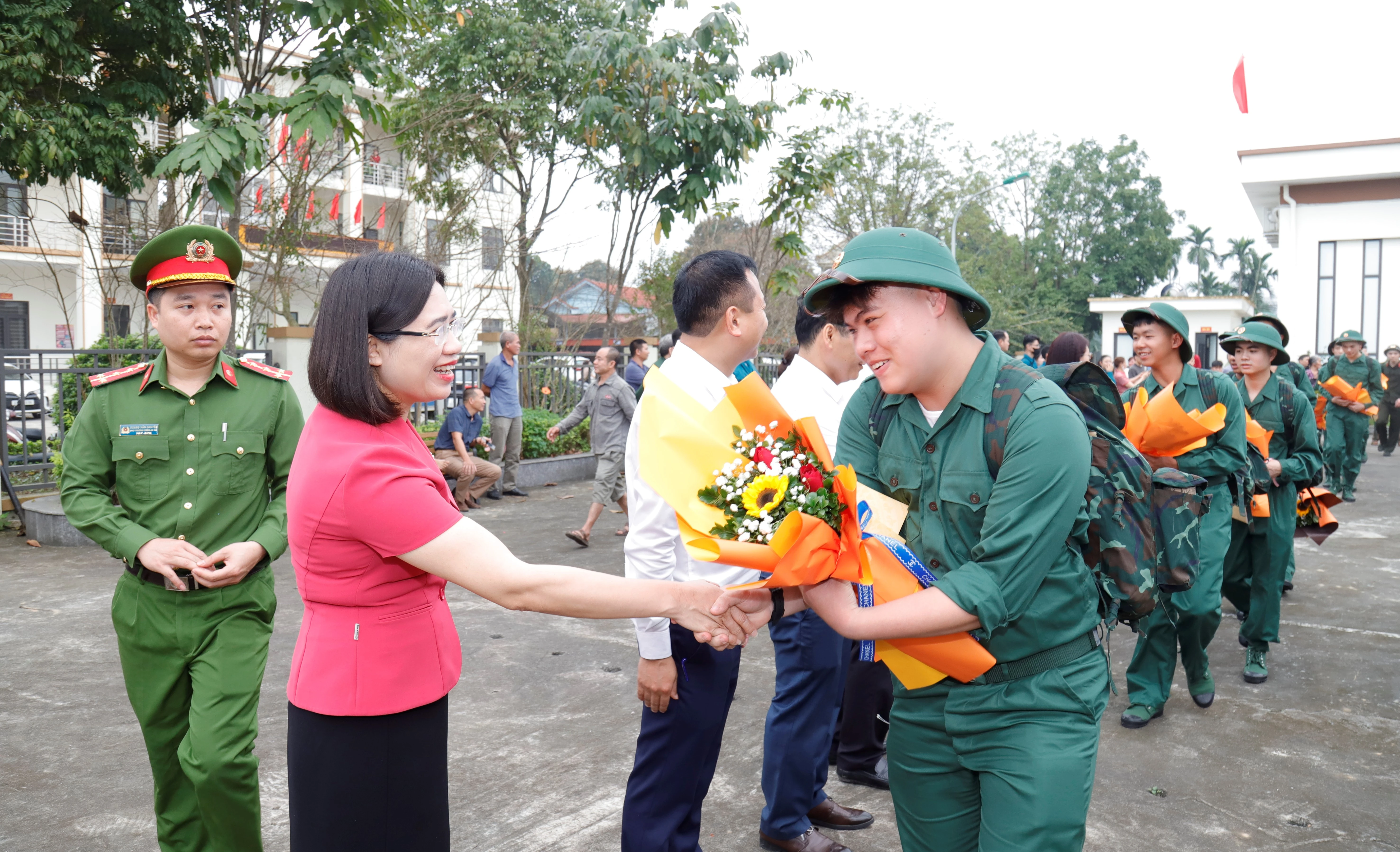 lanh-dao-phuong-au-lau-dong-vien-cac-tan-binh-len-duong-thuc-hien-nghia-vu-cong-dan-anh-thanh-nghi-1.jpg