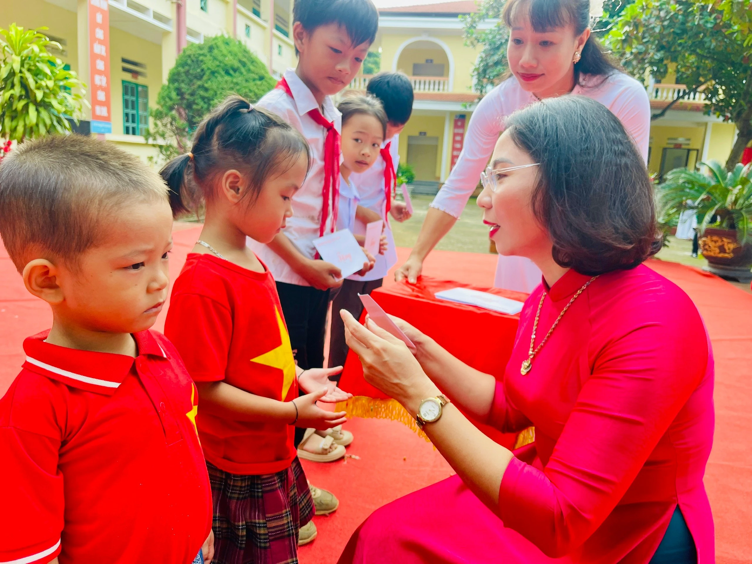 Trao tặng học bổng cho học sinh có hoàn cảnh khó khăn.