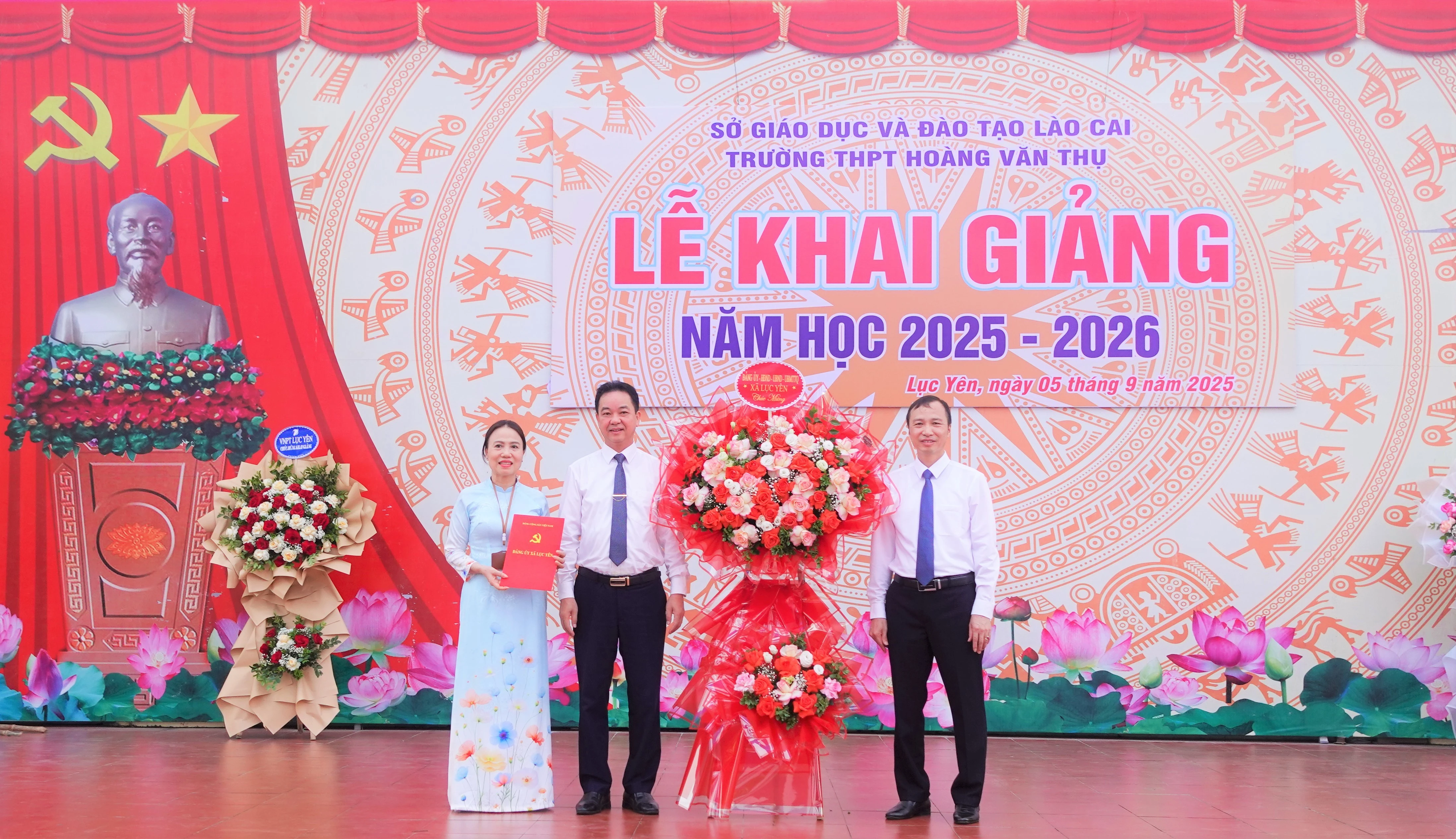 Đồng chí Đinh Khắc Yên - Bí thư Đảng ủy xã Lục Yên chúc mừng thầy và trò Trường THPT Hoàng Văn Thụ nhân dịp khai giảng năm học 2025 - 2026.