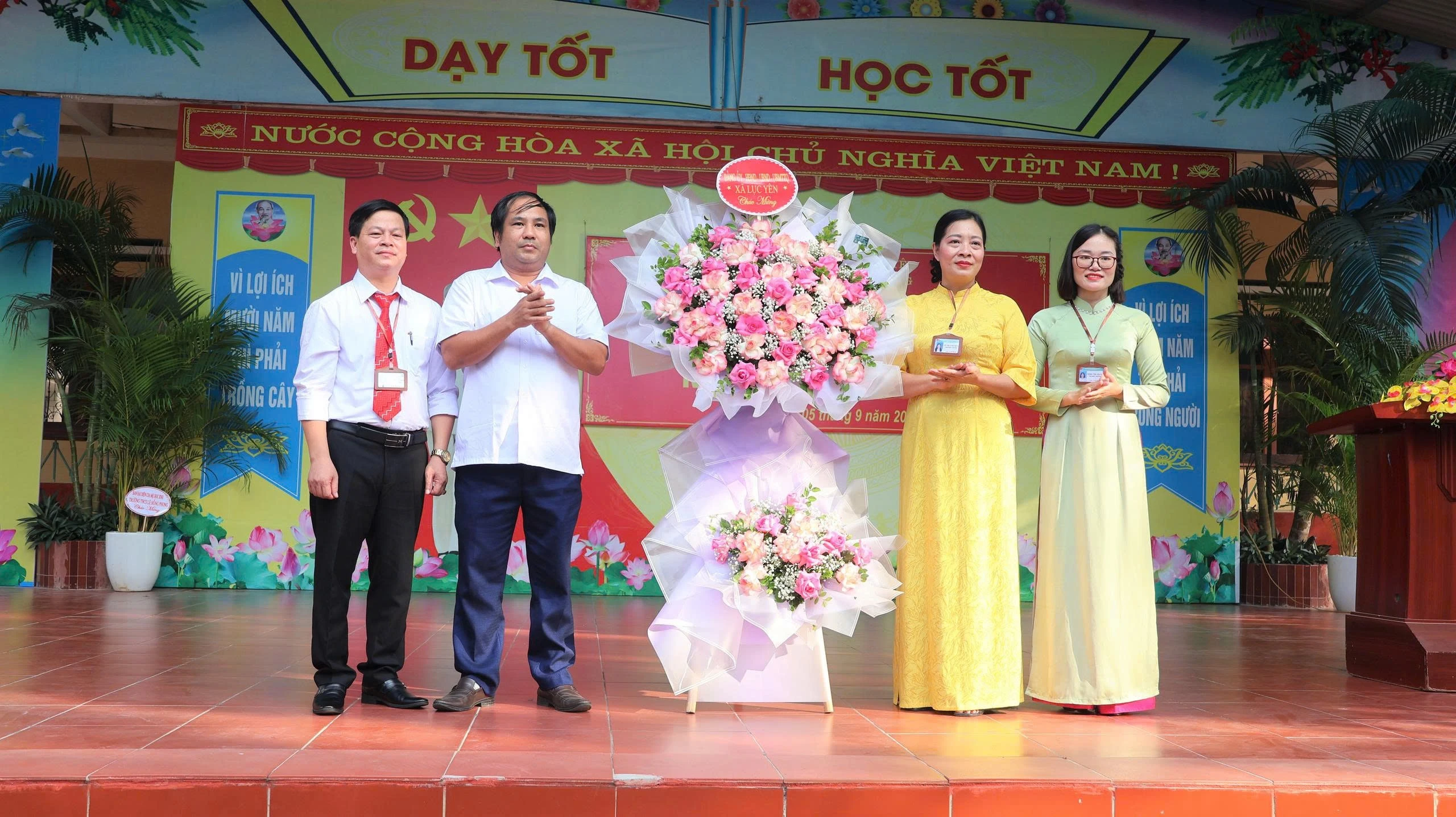 Đồng chí Hoàng Trung Hải - Chủ tịch UBND xã Lục Yên tặng hoa chúc mừng khai giảng năm học mới tại Trường THCS Lê Hồng Phong.
