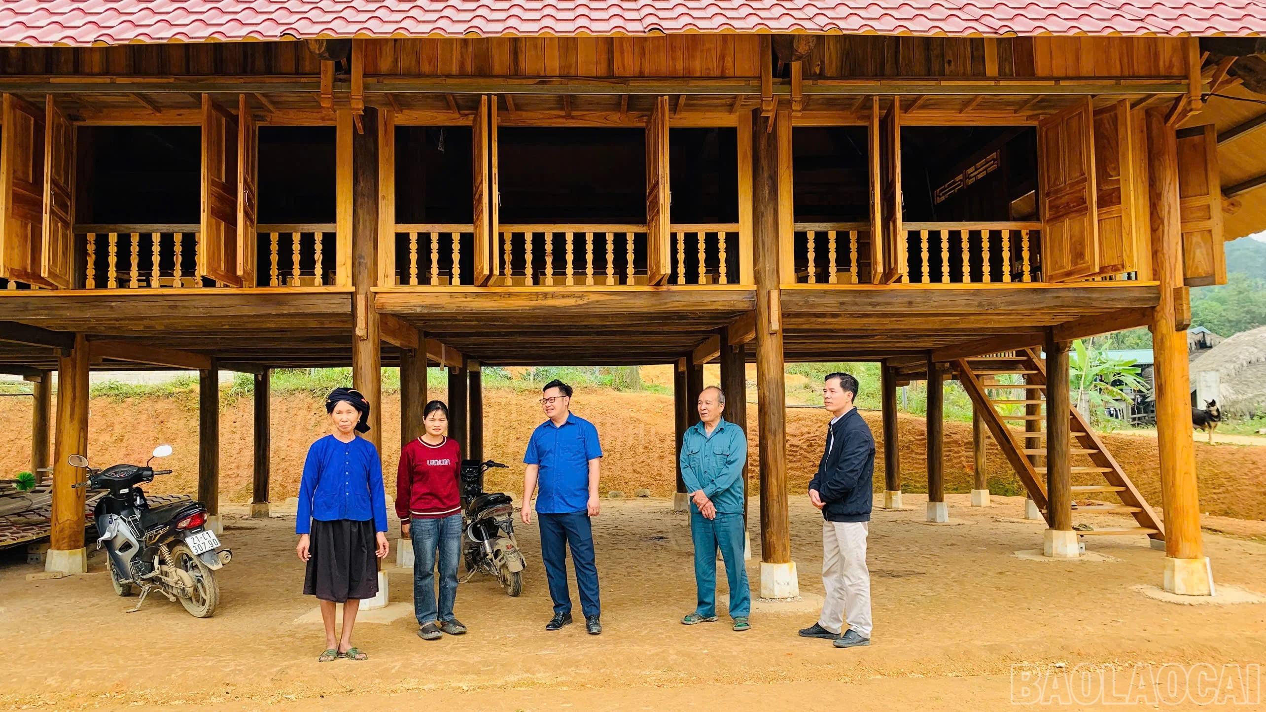 baolaocai-br_ngoi-nha-moi-hoan-thanh-cua-gia-dinh-ong-cam-van-phim-thon-3-xa-muong-lai-thuoc-dien-di-doi-khan-cap.jpg