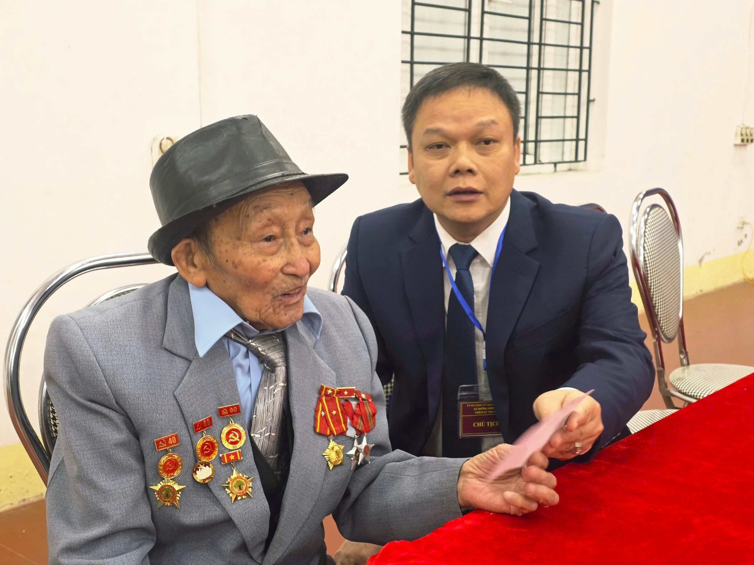 cu-tri-do-van-mau-thon-pho-cu-nam-nay-94-tuoi-va-65-nam-tuoi-dang-tich-cuc-tham-gia-bau-cu.jpg