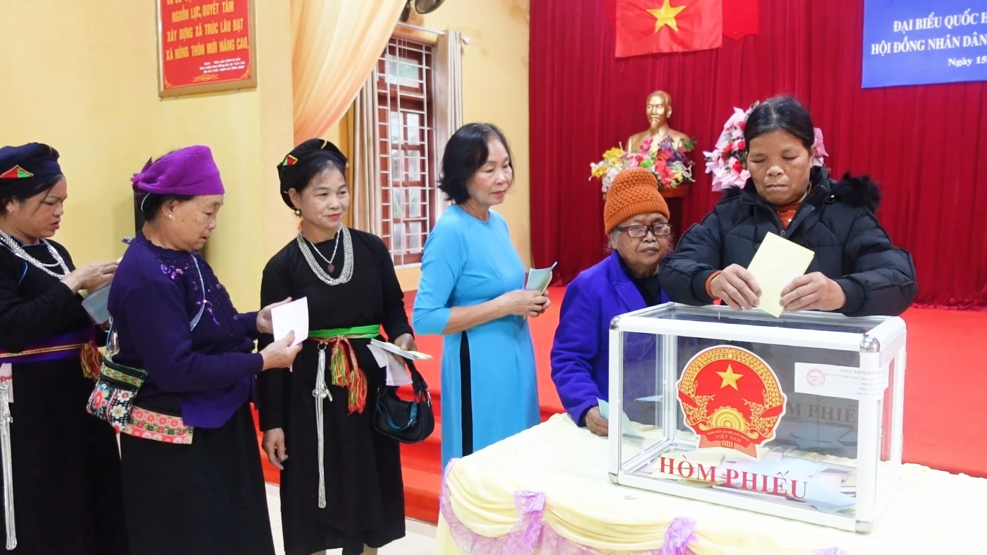 cu-tri-cac-thon-no-nuc-di-tham-gia-bo-phieu-de-lua-chon-nhung-nguoi-co-duoc-co-tai-dai-dien-cho-y-chi-nguyen-vong-cua-nguoi-dan.jpg