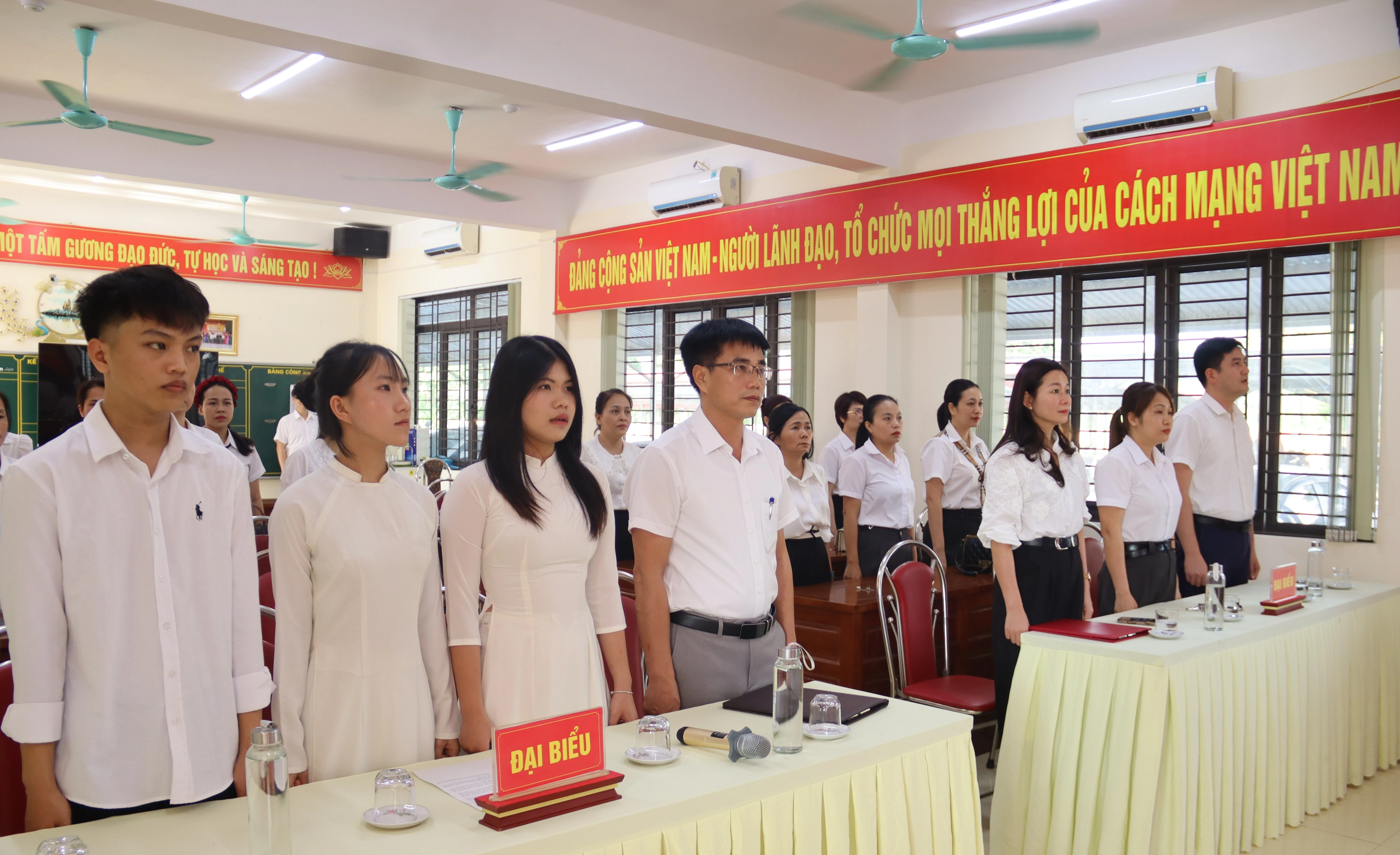 cac-dang-vien-thuc-hien-nghi-le-chao-co-anh-thanh-nghi-3.jpg