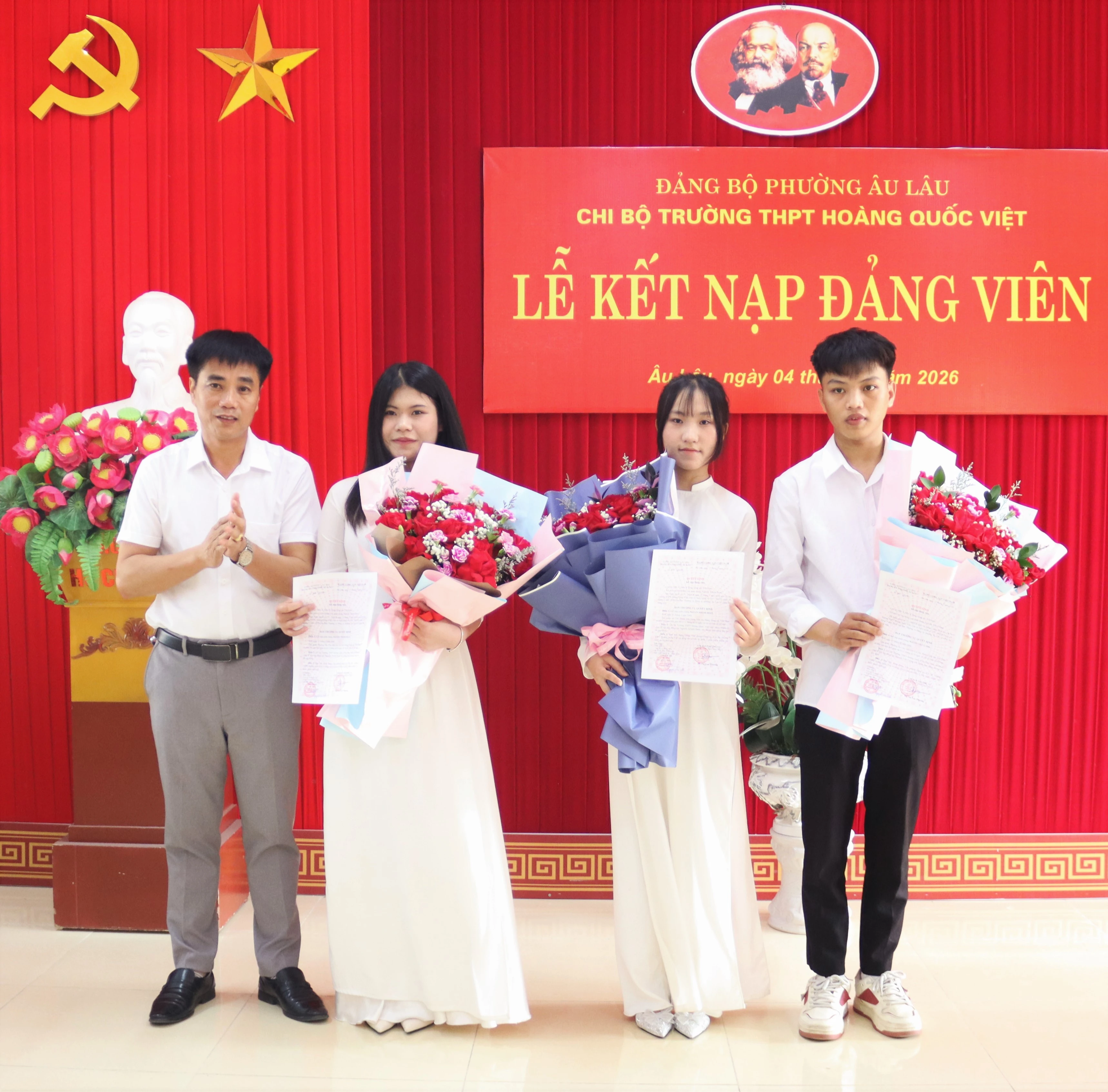 lanh-dao-chi-bo-trao-quyet-dinh-tang-hoa-chuc-mung-cac-dang-vien-moi-anh-thanh-nghi-10.jpg