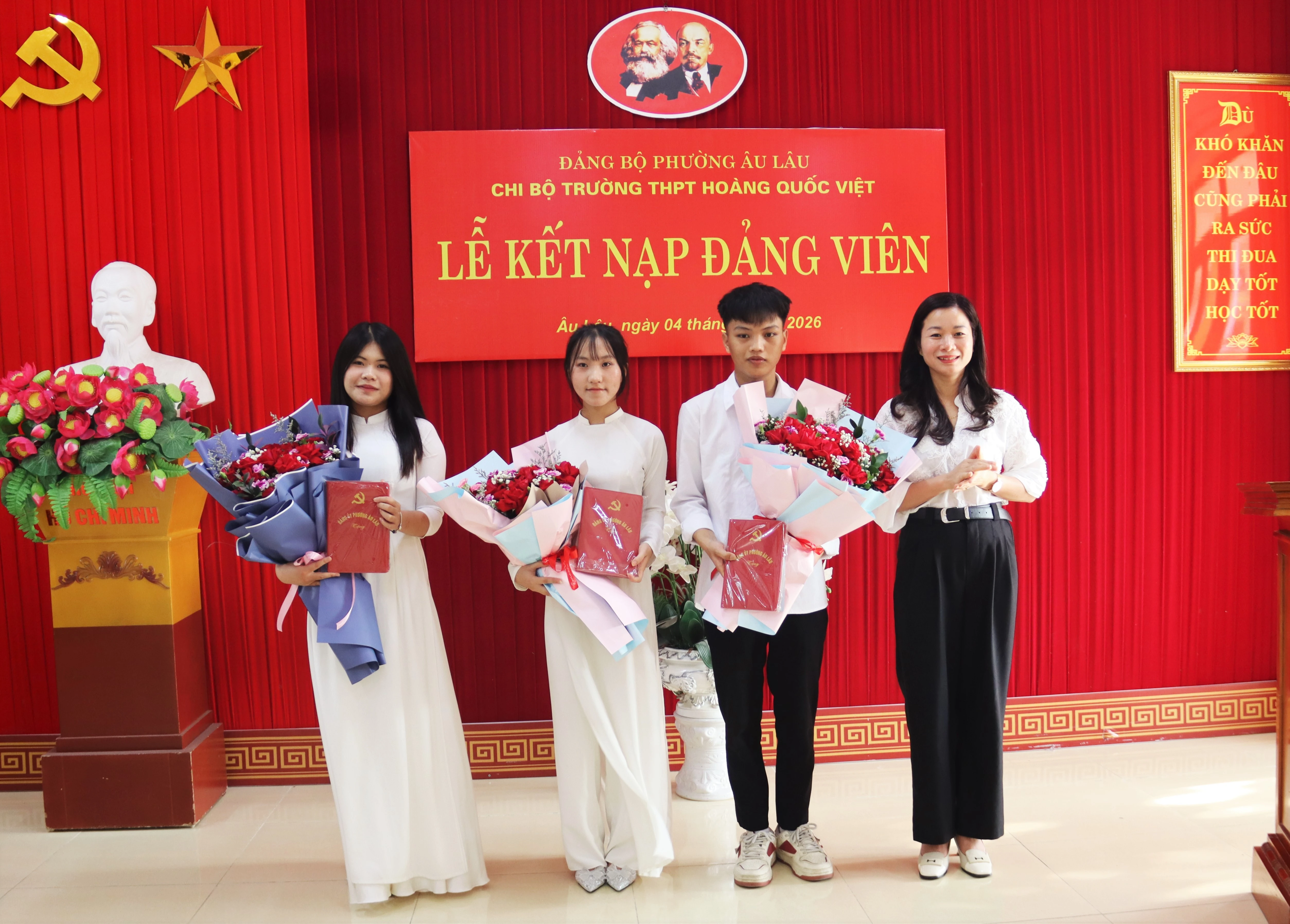 dai-dien-dang-uy-phuong-au-lau-tang-hoa-chuc-mung-anh-thanh-nghi-1.jpg