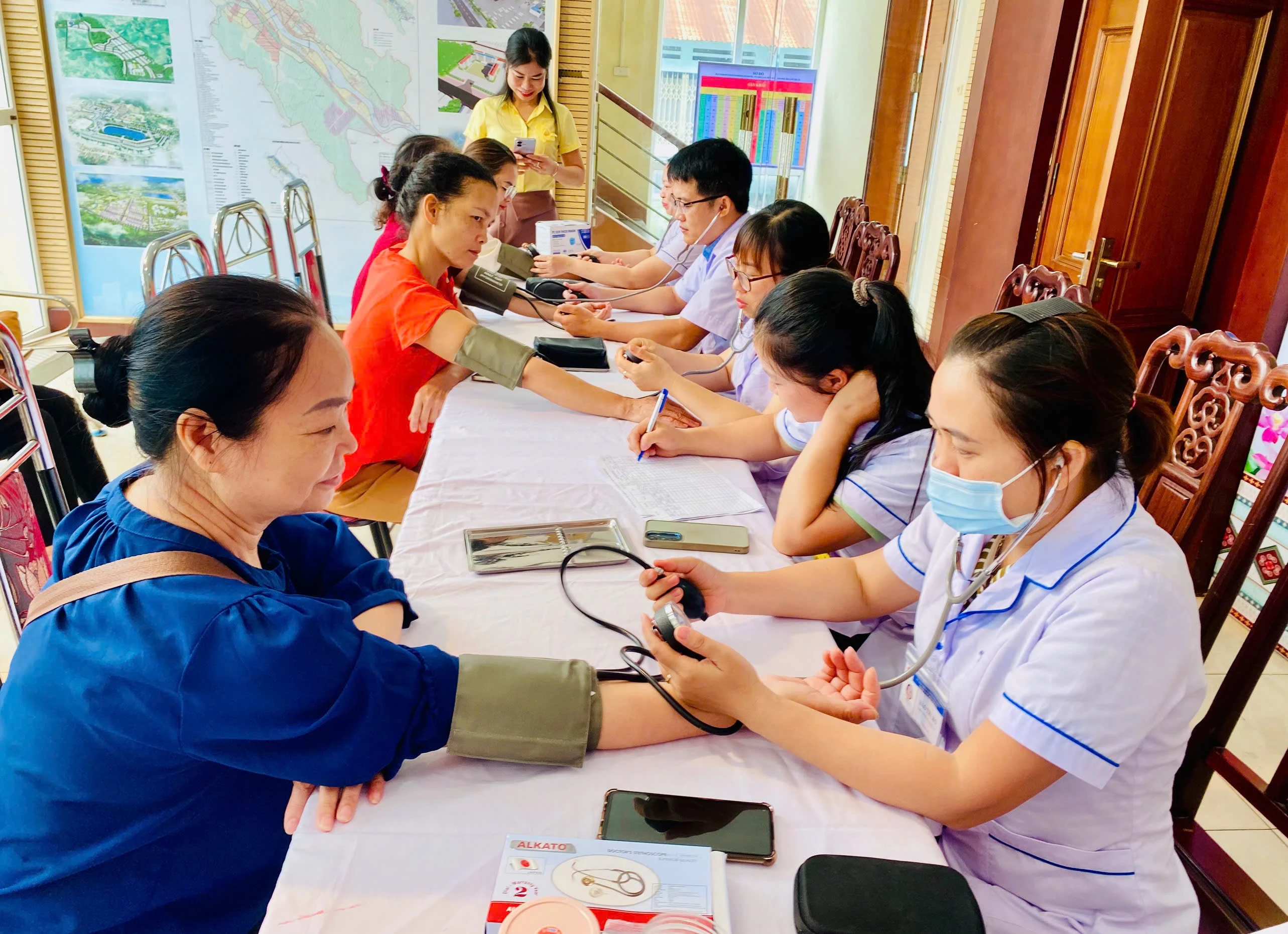Đội ngũ y, bác sĩ đã tổ chức khám sức khỏe tổng quát, tư vấn chăm sóc sức khỏe, sàng lọc một số bệnh lý thường gặp và cấp phát thuốc miễn phí cho hàng chục lượt người dân trên địa bàn.
