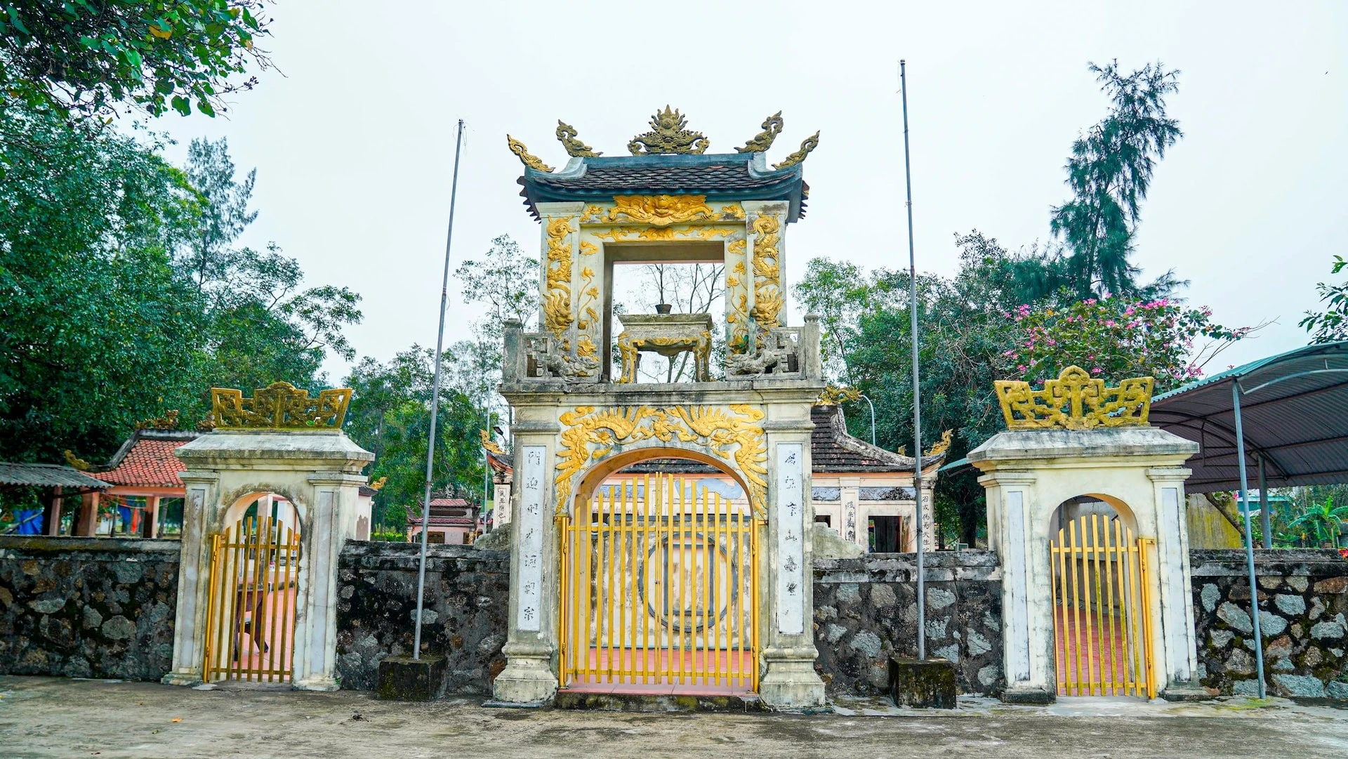 Qua thời gian, ngôi đền đã trải qua nhiều lần trùng tu, cụ thể vào các năm 1919, 1921 và 1929 dưới triều vua Khải Định và Bảo Đại, nhằm bảo tồn vẻ đẹp uy nghi và gia cố cấu trúc trước những biến đổi của thiên nhiên và lịch sử.