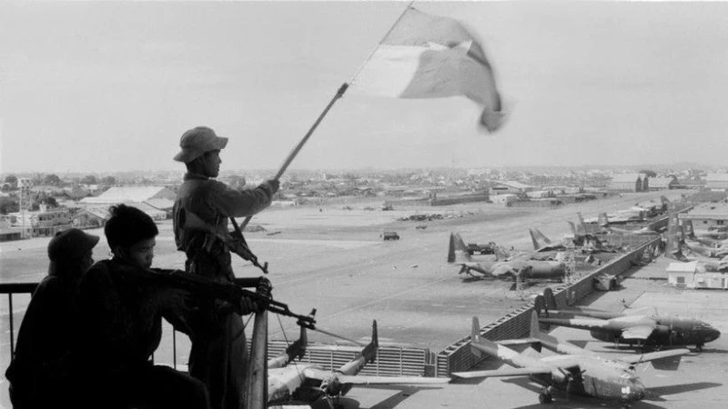 Cờ giải phóng tung bay trên sân bay Tân Sơn Nhất, ngày 30/4/1975.