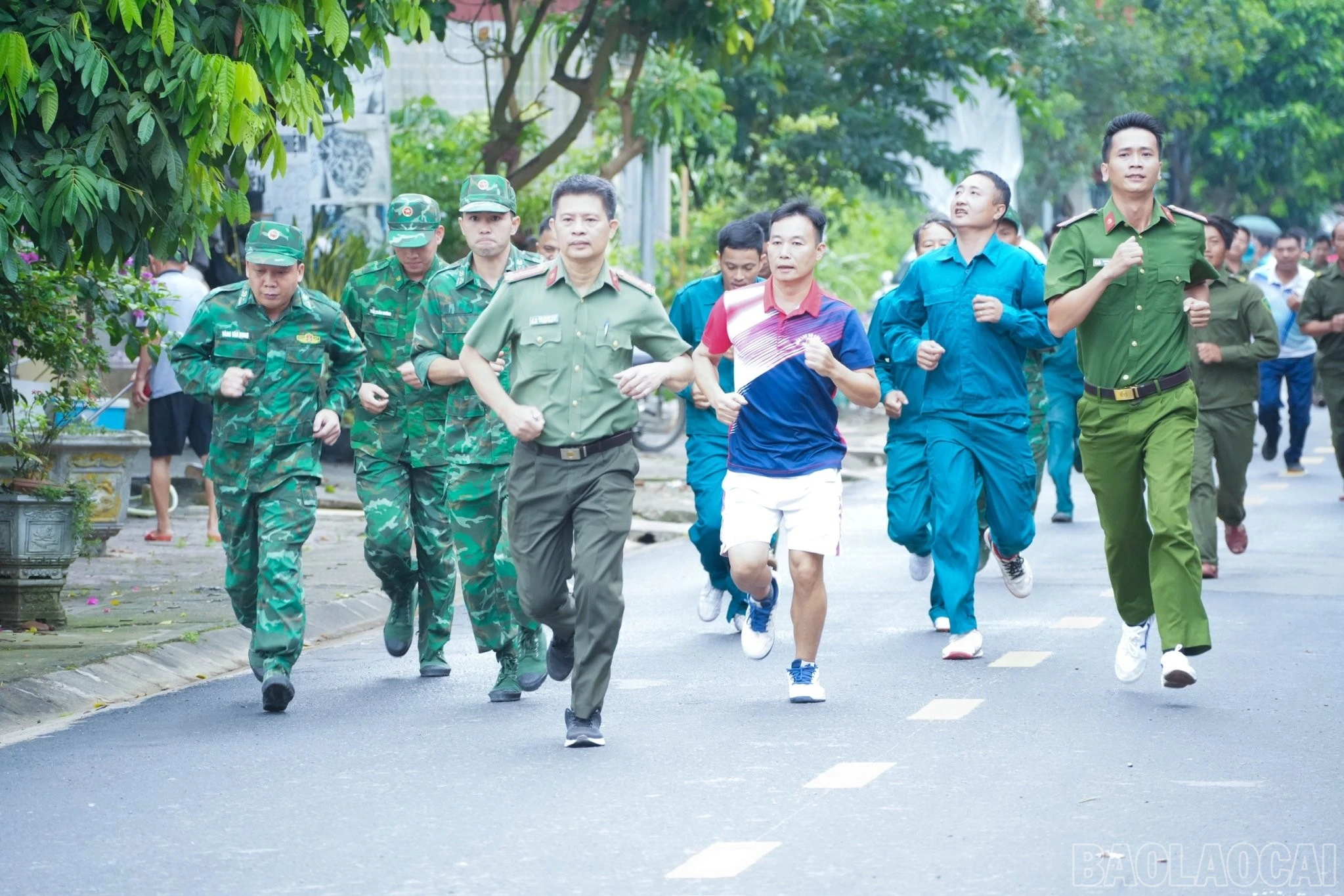 baolaocai-br_can-bo-ccvc-luc-luong-vu-trang-xa-ban-lau-chay-huong-ung-le-mit-tinh-1.jpg