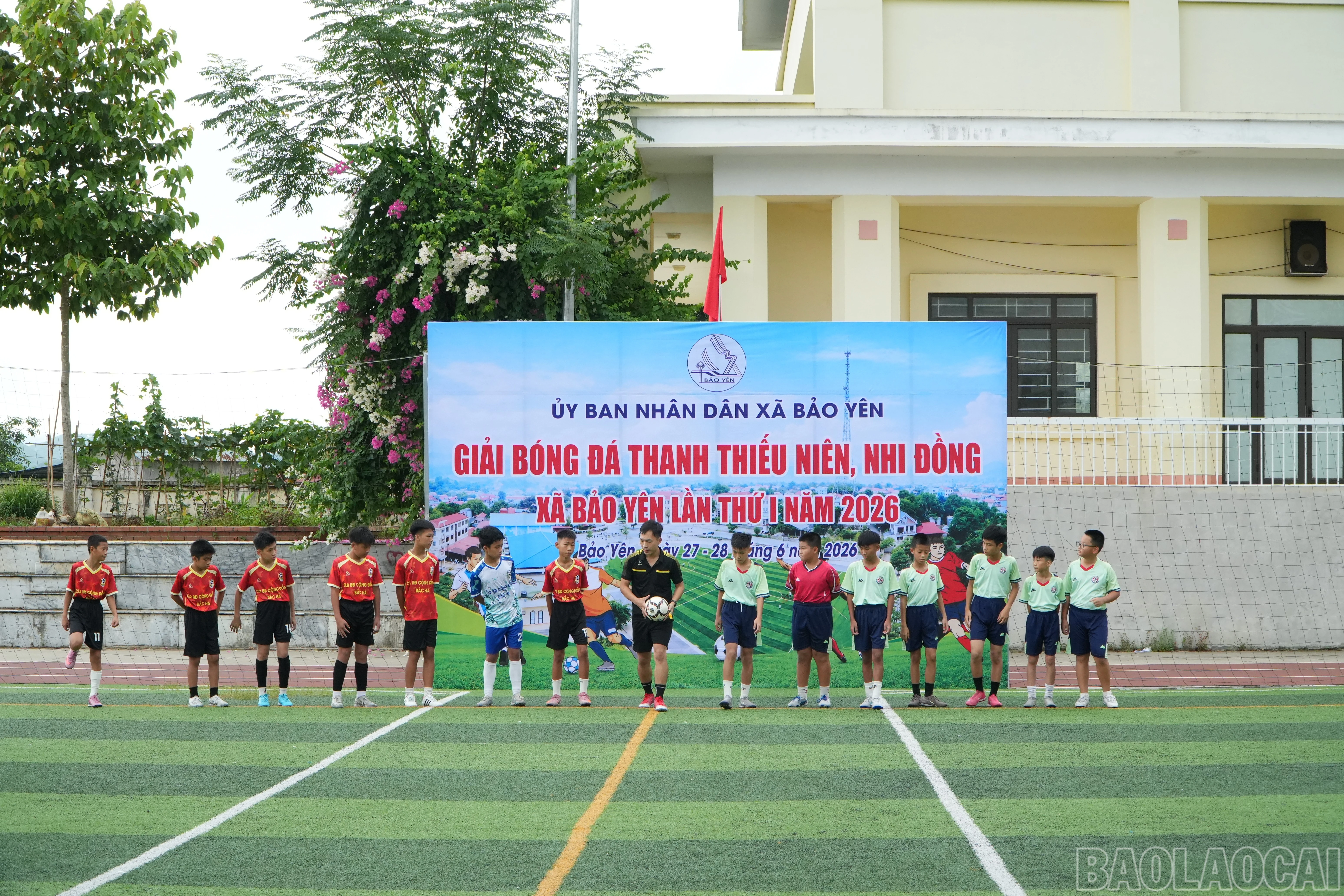 baolaocai-br_doi-hinh-ra-quan-tran-bong-giu-doi-cong-dong-bao-yen-va-doi-cong-dong-bong-bac-ha.jpg