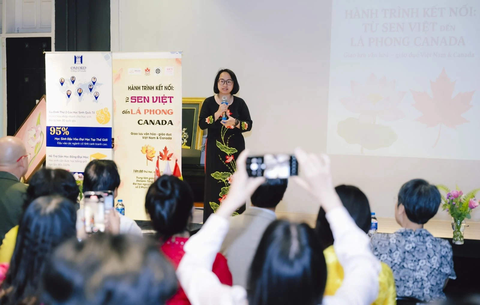 Bà Phan Thị Quỳnh Trang, Giám đốc sáng lập CVCEC phát biểu tại Hội thảo Hành trình kết nối: Từ Sen Việt tới Lá Phong Canada.